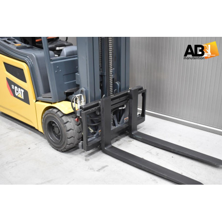 Chariot élévateur d'occasion Electrique 3 roues 1,8T Caterpillar 2ET4000