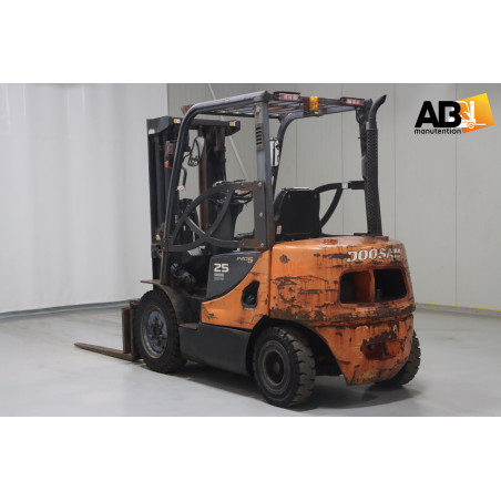 Chariot élévateur d'occasion Diesel 2,5T Doosan D25S-5