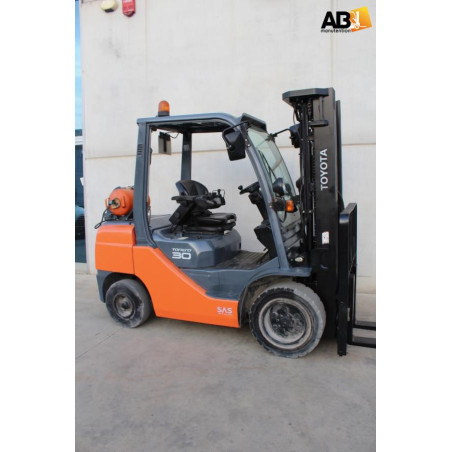 Copy3233_Toyota 02-8-FGF-30 Chariot élévateur d'occasion Gaz 3,0T